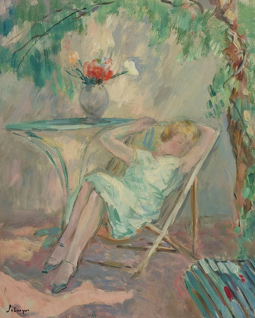 Ragazza che sonnecchia in un giardino